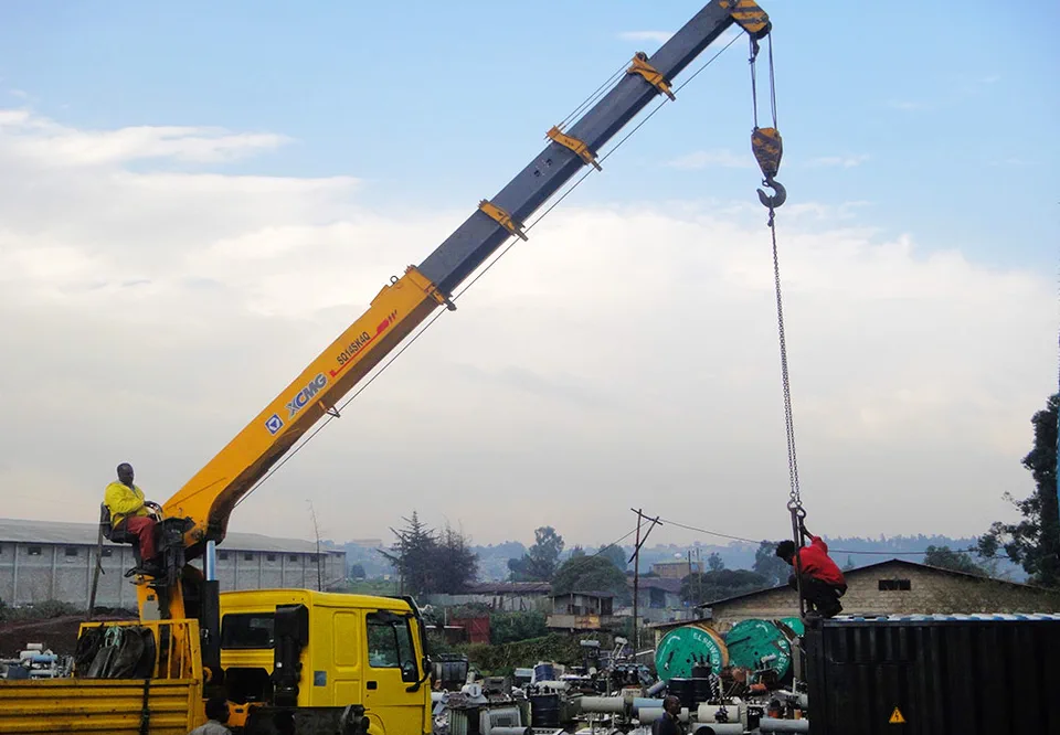 Truck-mounted crane with telescopic boom SQ14SK4Q — MAYLAN